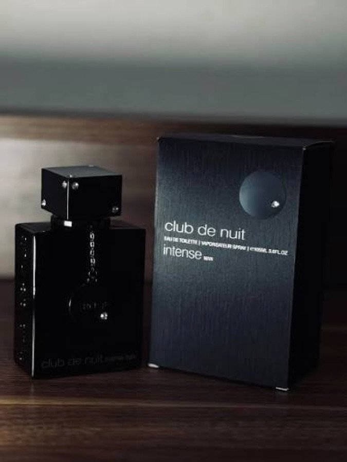 Flacon d'Armaf Club de Nuit Intense et son coffret, photographié par un client