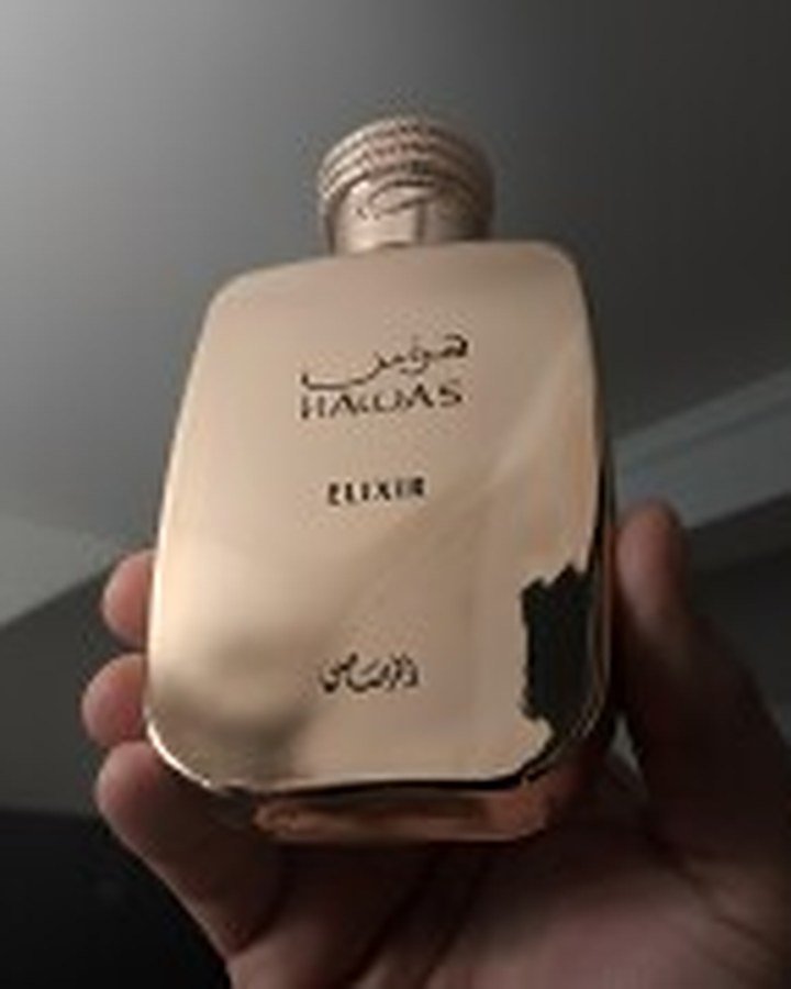 Flacon de Rasasi Hawas Elixir tenu en main