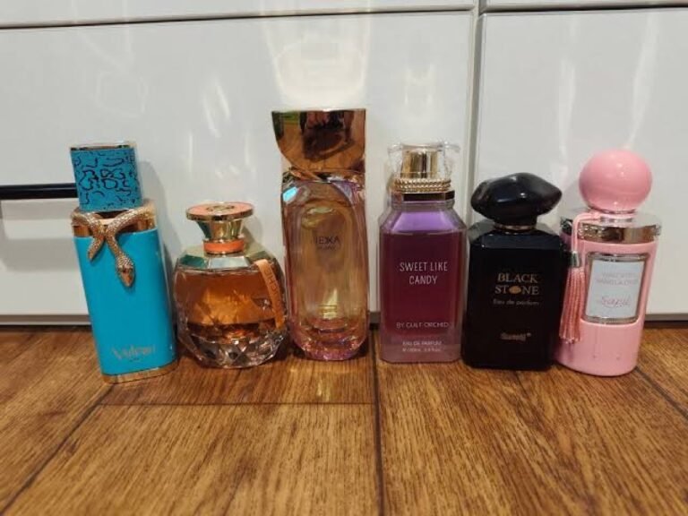 Collection de flacons de parfum photographiée par un client