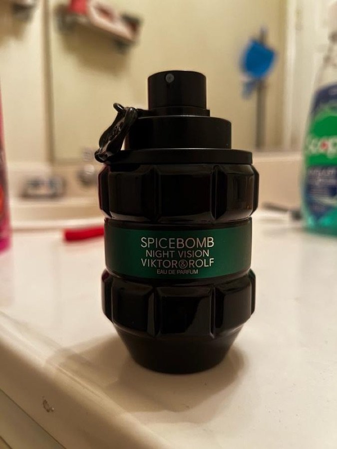 Flacon de Viktor & Rolf Spicebomb Night Vision photographié par un client
